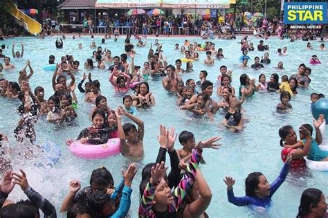 Nagkantutan sa swimming pool ng hotel.